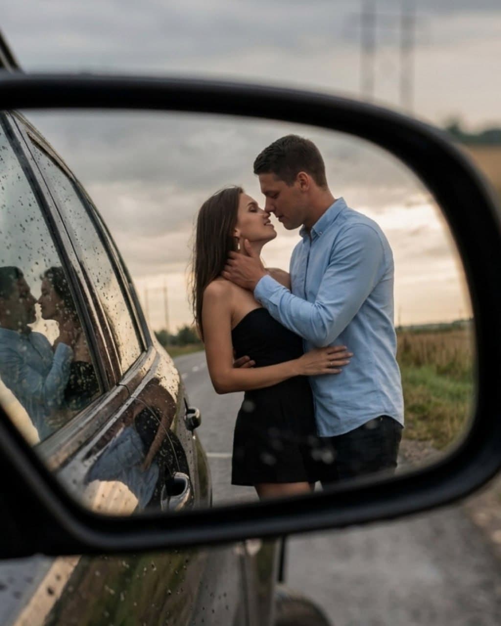 Парная фотосессия в отражении бокового зеркала автомобиля